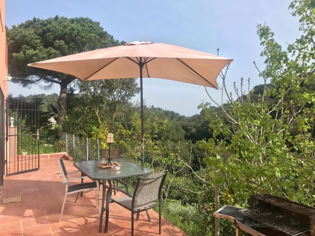 a table and chairs with an umbrella on a patio at Apartamento Begur (costa brava) in Begur