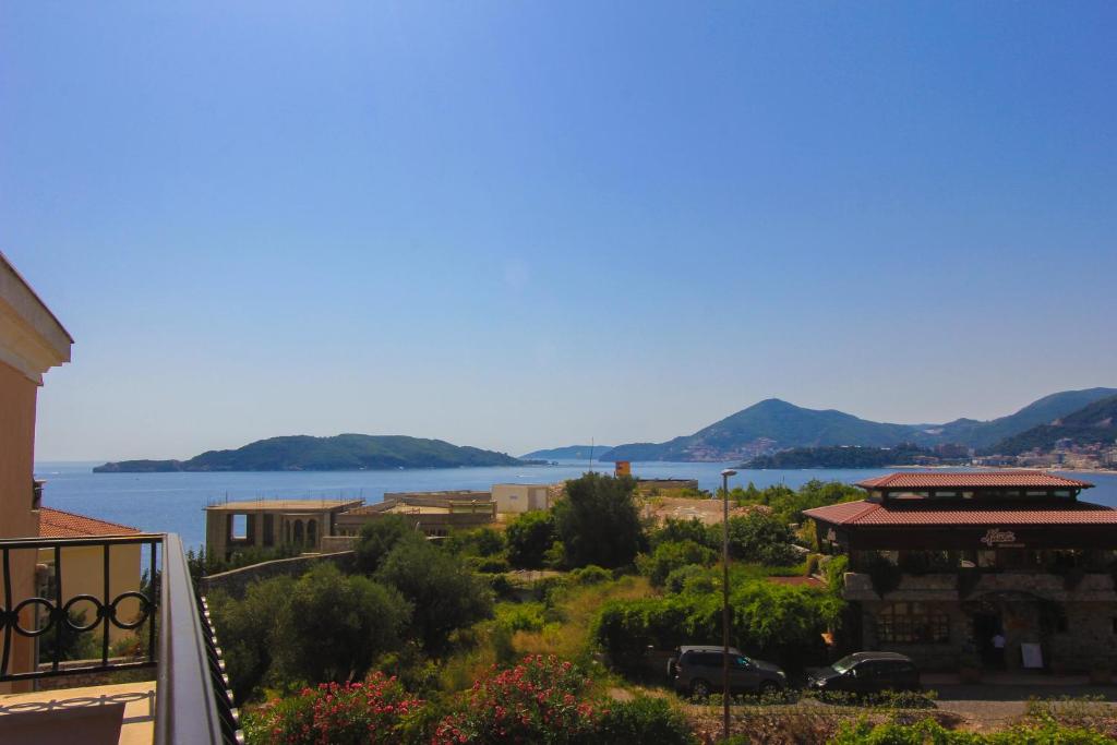 einen Blick auf einen Wasserkörper aus einem Gebäude in der Unterkunft Amazing Sea View Kamenovo in Becici