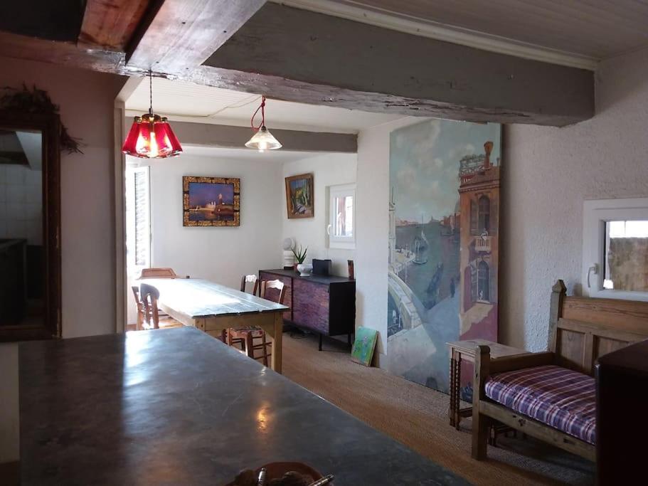 - un salon avec une grande table en bois dans l'établissement Charme centre historique 17e siècle, à Aramon