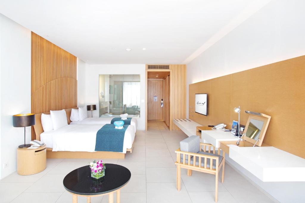 Postel nebo postele na pokoji v ubytování Ace of Hua Hin Resort - SHA PLUS