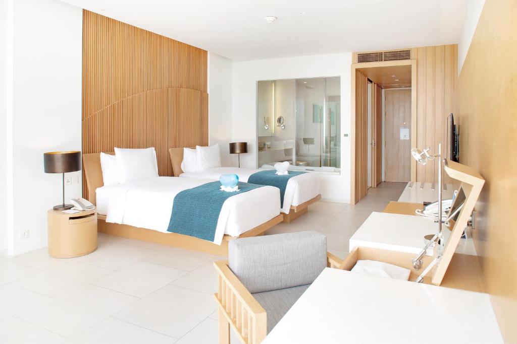 Postel nebo postele na pokoji v ubytování Ace of Hua Hin Resort - SHA PLUS