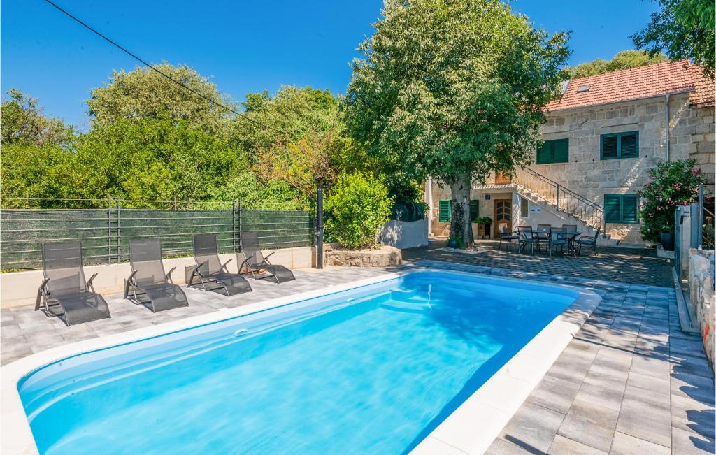 Bazén v ubytování Gorgeous Home In Donji Vinjani With Wifi nebo v jeho okolí