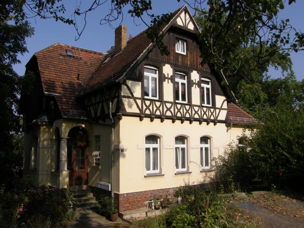 ein altes weißes Haus mit braunem Dach in der Unterkunft Villa Bellevue Dresden in Dresden