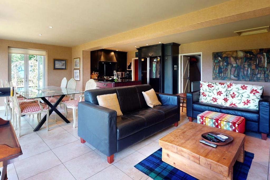 ein Wohnzimmer mit einem Sofa und einem Tisch in der Unterkunft Pen Y Bryn in Llanrwst