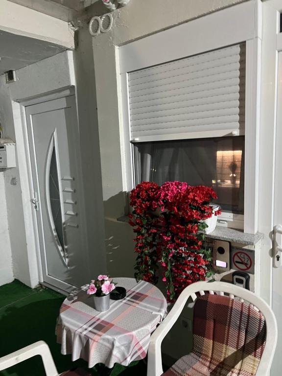una mesa pequeña y sillas en un balcón con flores en Mostar Dream, en Mostar