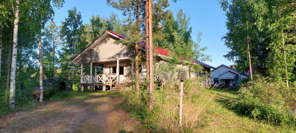 ein kleines Haus mitten im Wald in der Unterkunft Pulla Karvisen Maatilamatkailussa in Ruokola