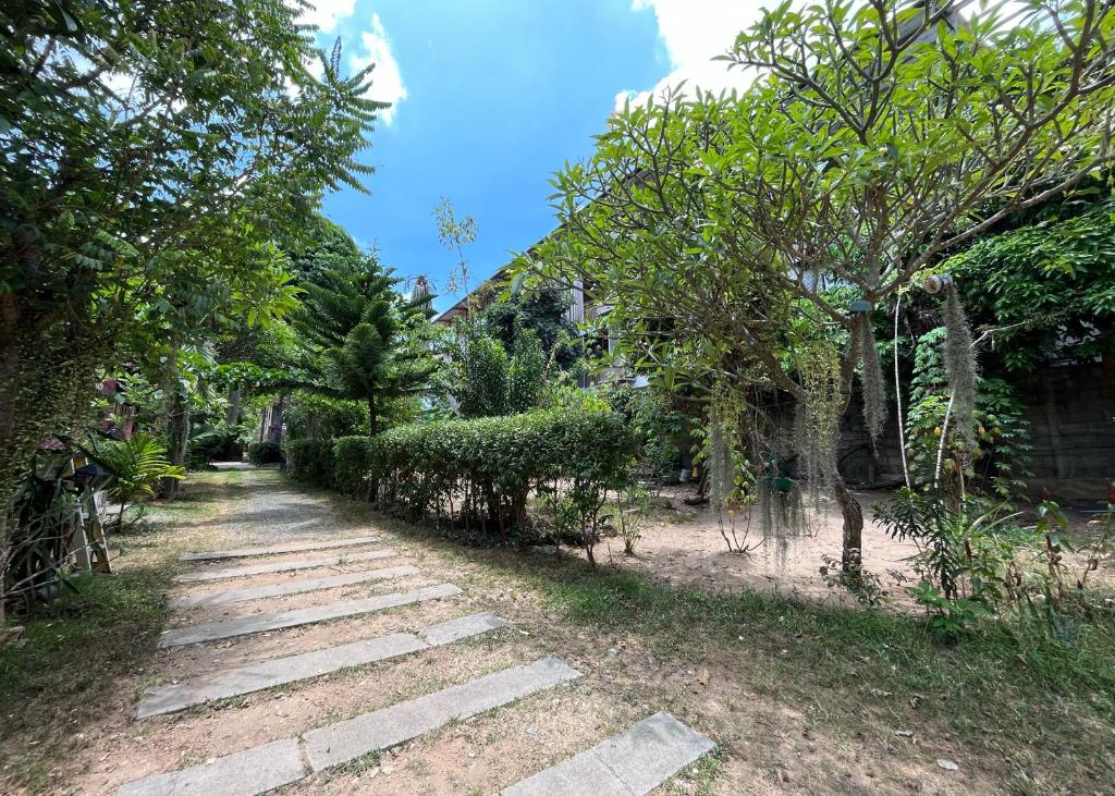 Zahrada ubytování Mae Somboon House