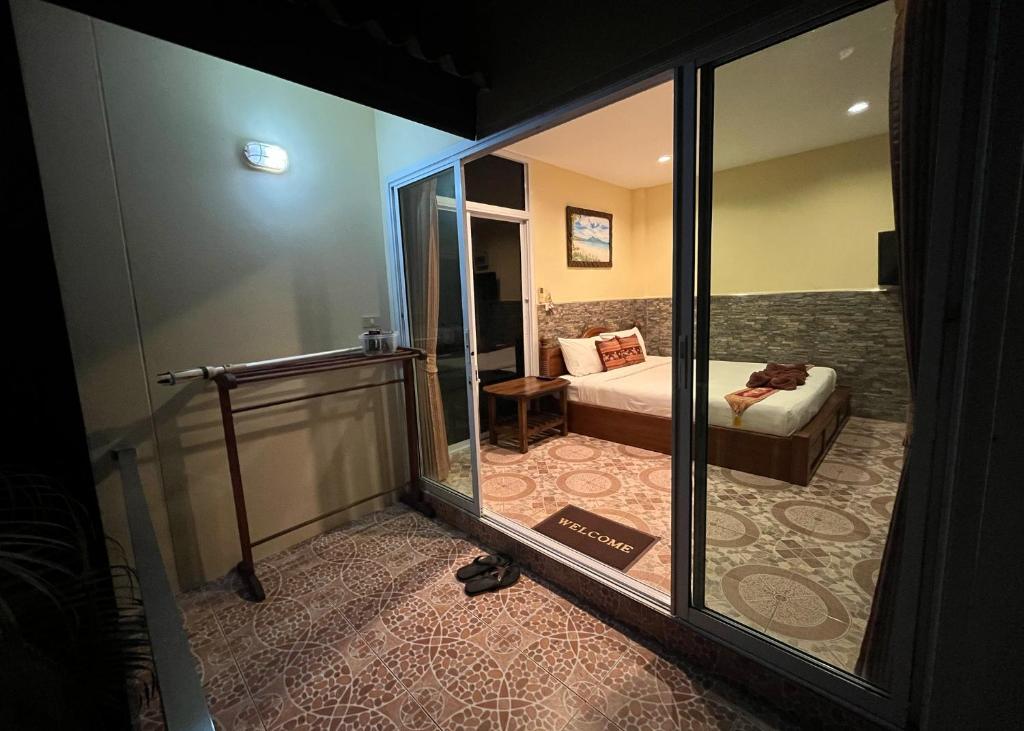 Postel nebo postele na pokoji v ubytování Mae Somboon House