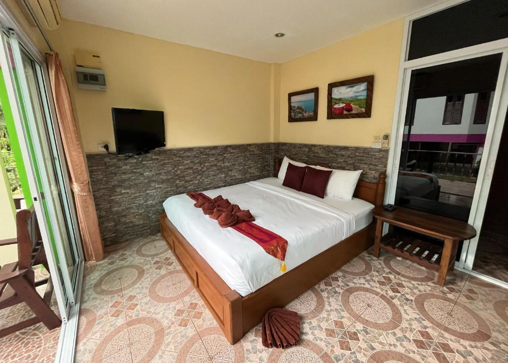 Postel nebo postele na pokoji v ubytování Mae Somboon House