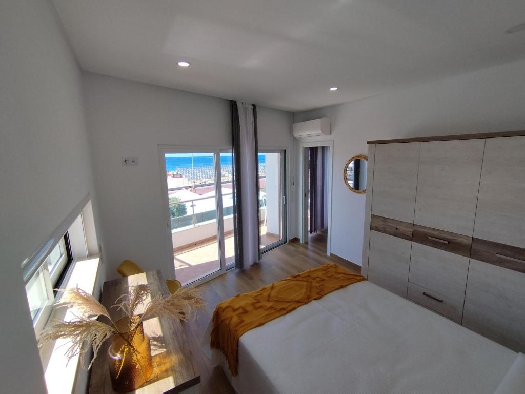 Postel nebo postele na pokoji v ubytování T2 - Praia Pescadores Frente Mar - Casas & Papéis