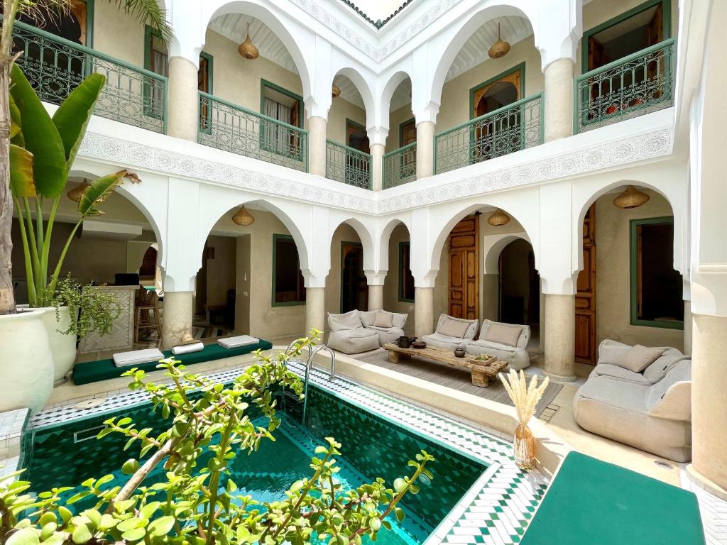 une villa avec une piscine et une maison dans l'établissement RIAD ILYM - Riad privatif Marrakech Medina, à Marrakech