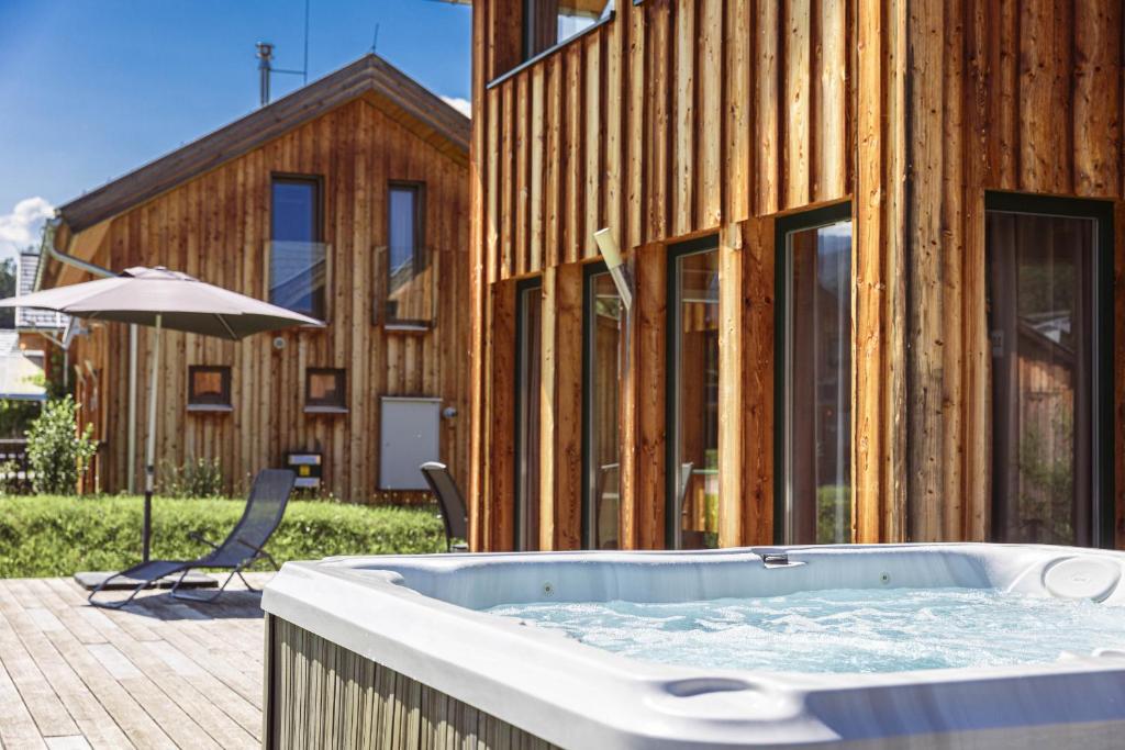 a hot tub in the backyard of a house at Feriendorf Murau by ALPS RESORTS in Murau