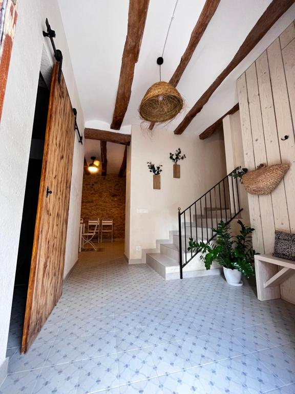 pasillo abierto con escaleras y techo con vigas en Ca Filomena en Tivenys