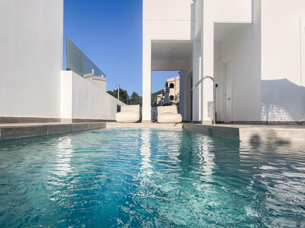 - une piscine dans une maison d'eau bleue dans l'établissement My Porto Villa, à Pórto Ráfti