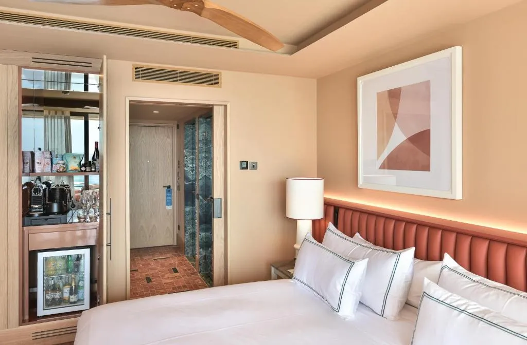 Doble with Livingroom (2 Adults + 1 Child)