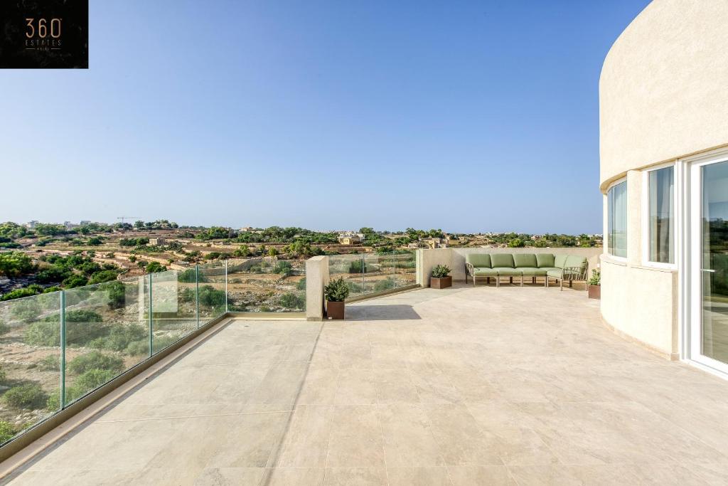 Balkón nebo terasa v ubytování Luxury beautiful penthouse with amazing views & AC by 360 Estates