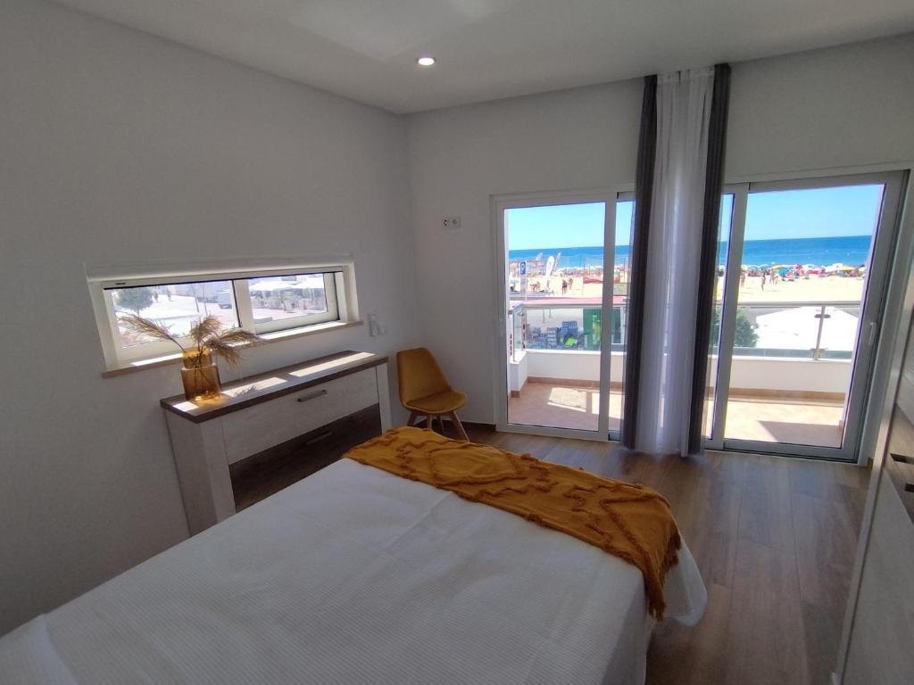 Postel nebo postele na pokoji v ubytování T2 - Praia Pescadores Frente Mar - Casas & Papéis