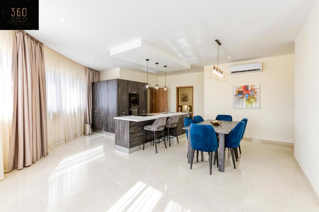 Posezení v ubytování Luxury beautiful penthouse with amazing views & AC by 360 Estates