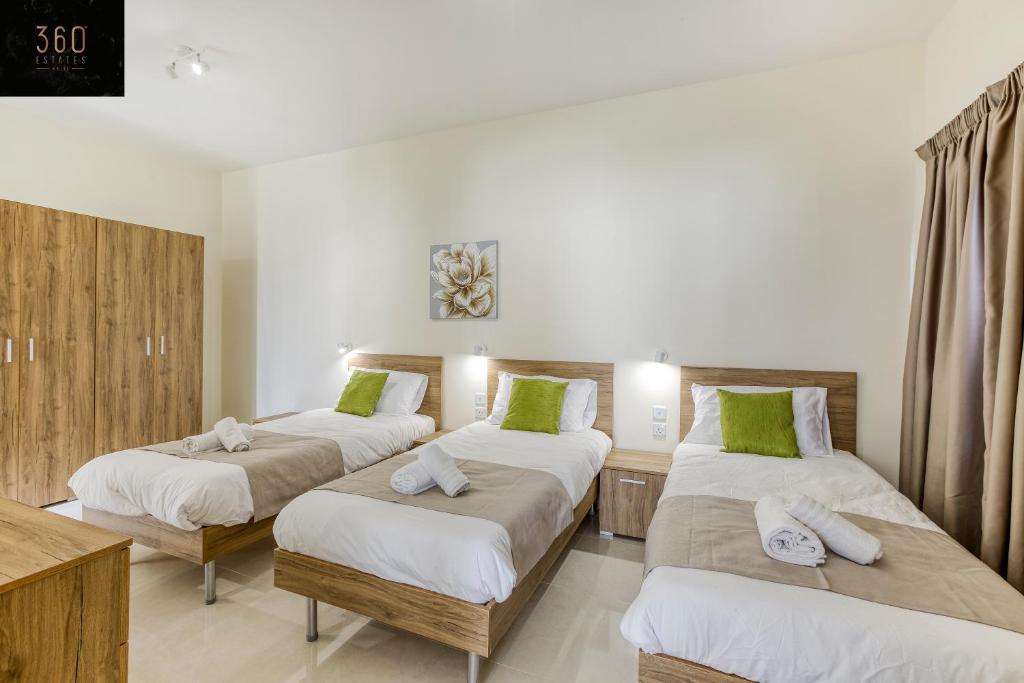 Postel nebo postele na pokoji v ubytování Luxury beautiful penthouse with amazing views & AC by 360 Estates