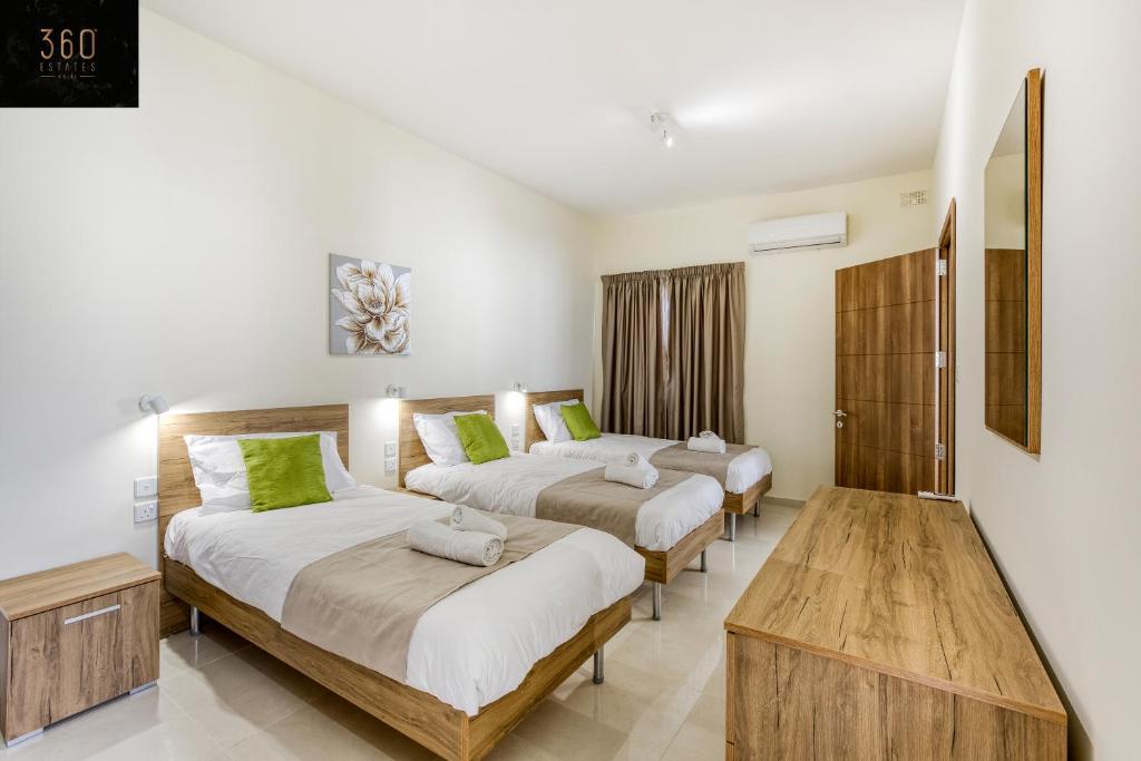 Postel nebo postele na pokoji v ubytování Luxury beautiful penthouse with amazing views & AC by 360 Estates