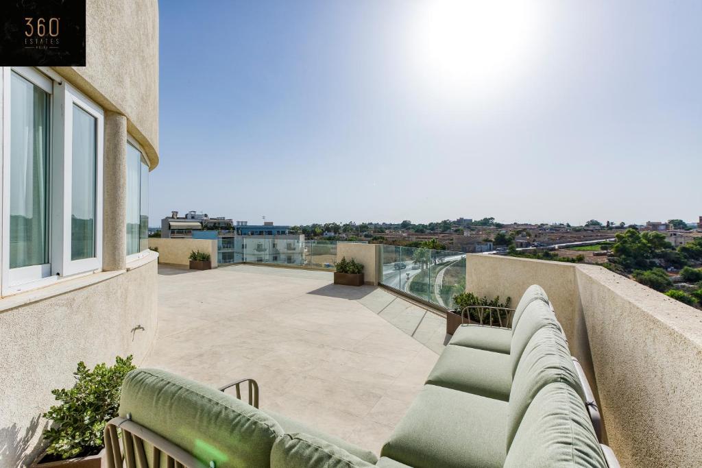 Balkón nebo terasa v ubytování Luxury beautiful penthouse with amazing views & AC by 360 Estates