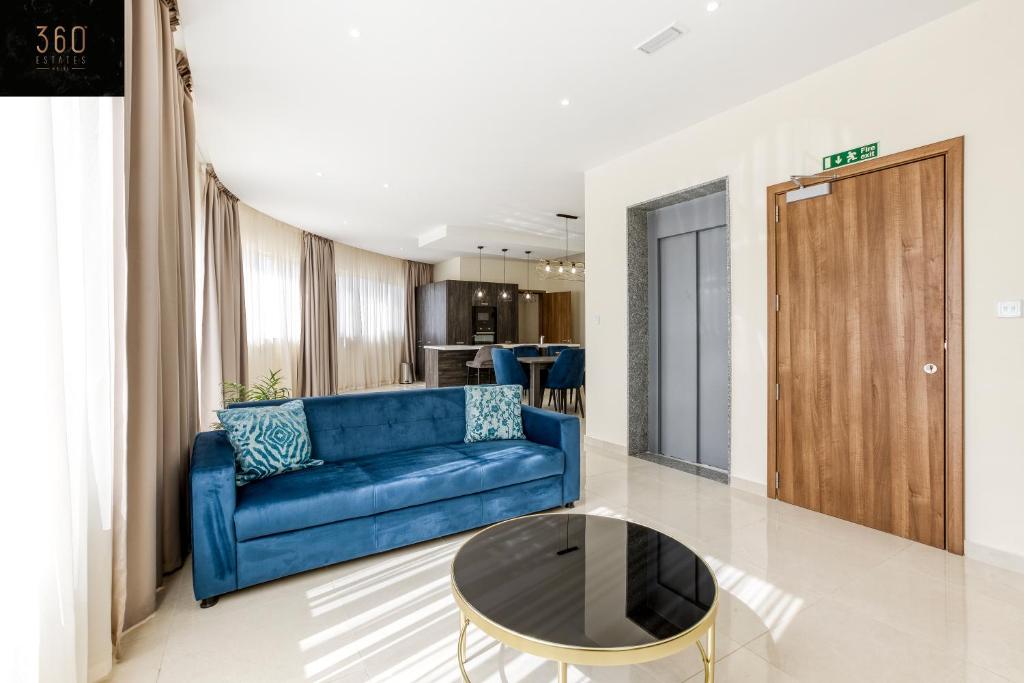 Posezení v ubytování Luxury beautiful penthouse with amazing views & AC by 360 Estates