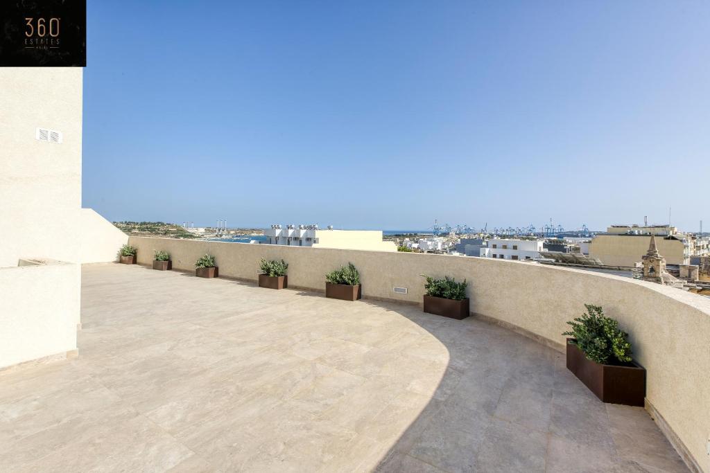Balkón nebo terasa v ubytování Luxury beautiful penthouse with amazing views & AC by 360 Estates