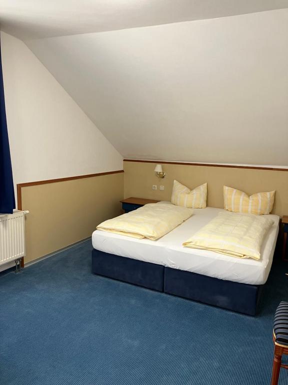 Postel nebo postele na pokoji v ubytování Hotel am Bayrischen Platz