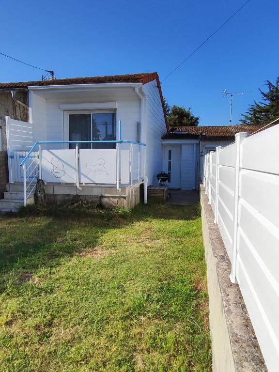 une clôture blanche devant une maison blanche dans l'établissement Détente, à Saint-Georges-de-Didonne