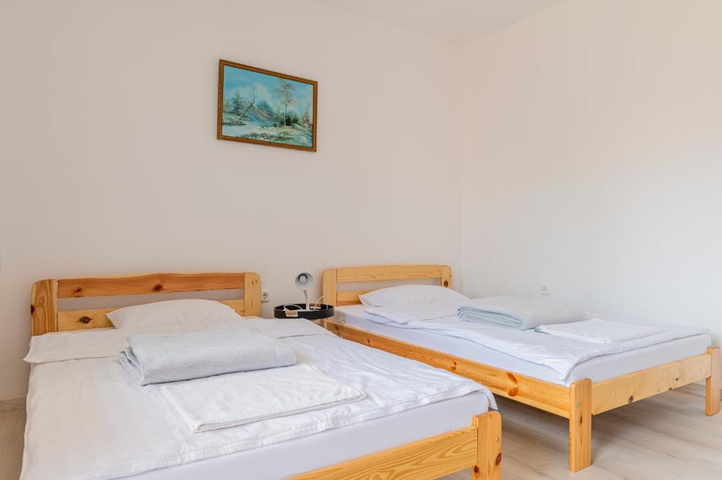 Łóżko lub łóżka w pokoju w obiekcie Barát Vendégház - Cosy Guesthouse - Teljes ház privát udvarral - 4 szoba, 2 fürdő