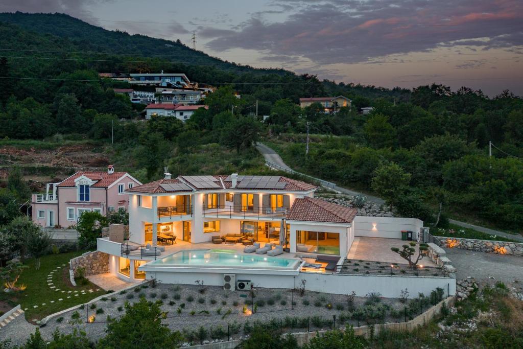 - une vue aérienne sur une maison avec une piscine dans l'établissement Luxury Villa Dana Indoor Pool and Sauna - Happy Rentals, à Ičići