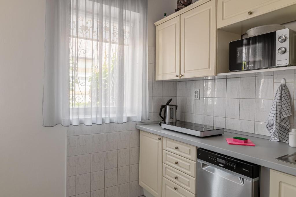 Kuchnia lub aneks kuchenny w obiekcie Barát Vendégház - Cosy Guesthouse - Teljes ház privát udvarral - 4 szoba, 2 fürdő