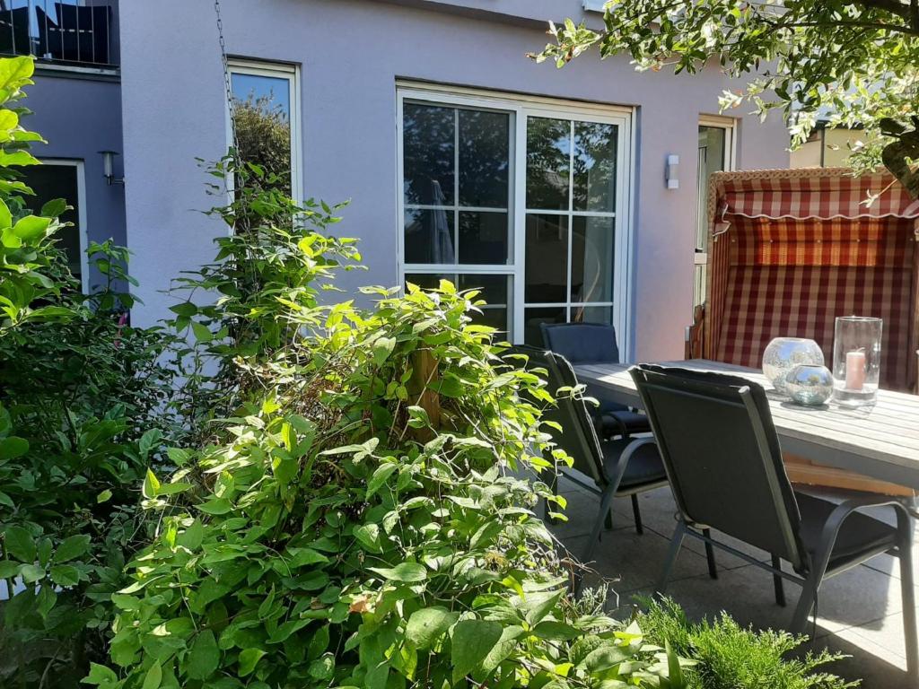un patio con tavolo e sedie di fronte a una casa di Ferienhaus Marktredwitz a Marktredwitz