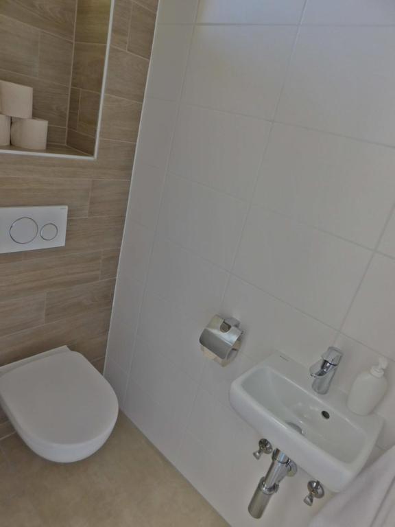 A bathroom at Berki Apartman