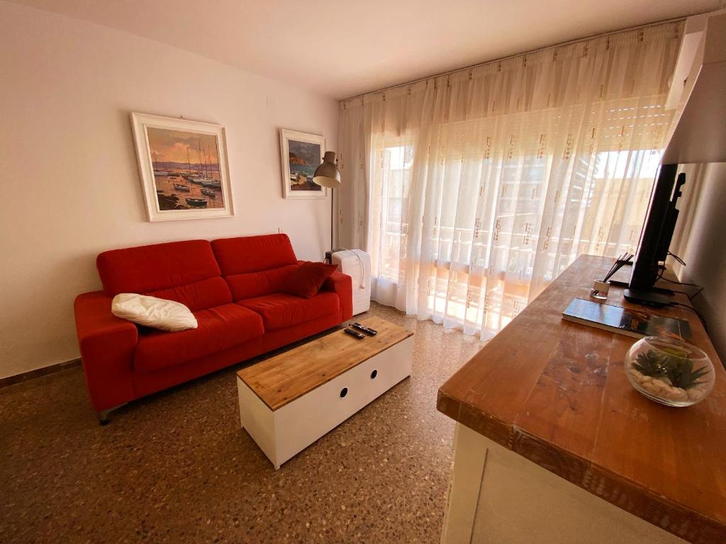 Televízia a/alebo spoločenská miestnosť v ubytovaní Apartamento Floral al centro de Palamós con Wi-Fi