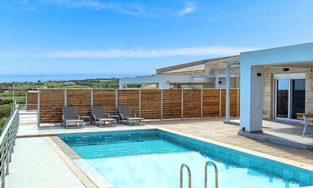 Bazén v ubytovaní Vista Mare Villas Heated Pool alebo v jeho blízkosti