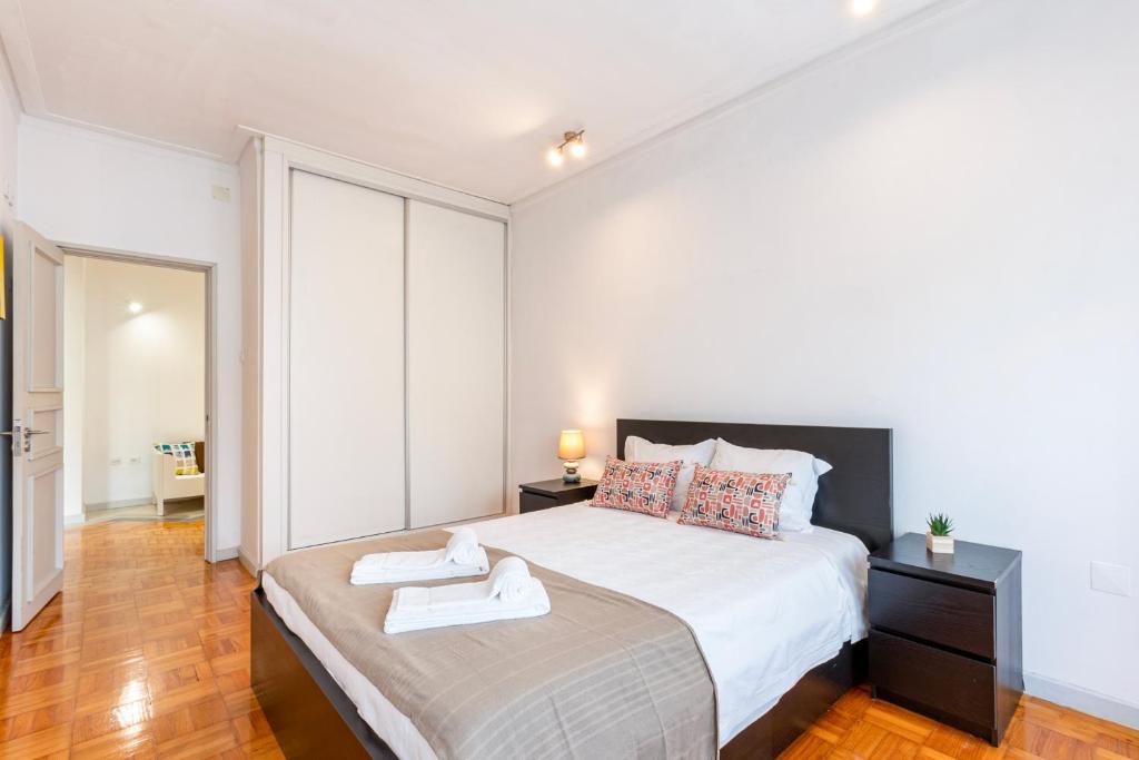 Una cama o camas en una habitación de Stone Wall Apartment Porto - by Guest SPA