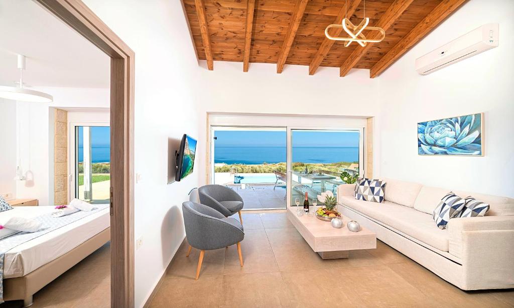 Posteľ alebo postele v izbe v ubytovaní Vista Mare Villas Heated Pool