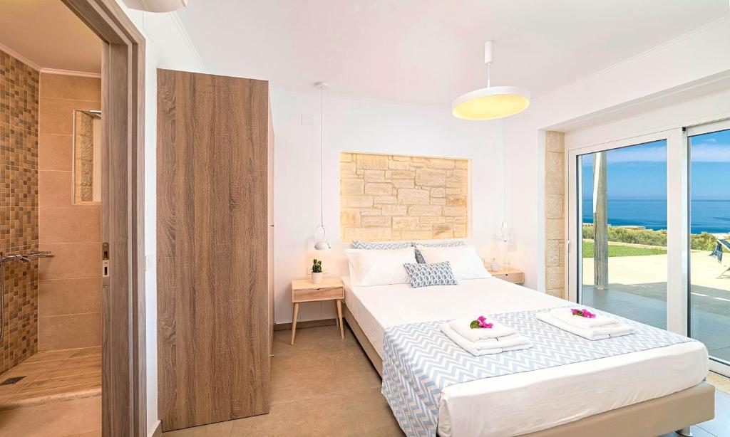 Posteľ alebo postele v izbe v ubytovaní Vista Mare Villas Heated Pool