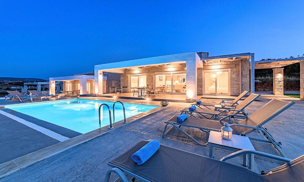 Bazén v ubytovaní Vista Mare Villas Heated Pool alebo v jeho blízkosti