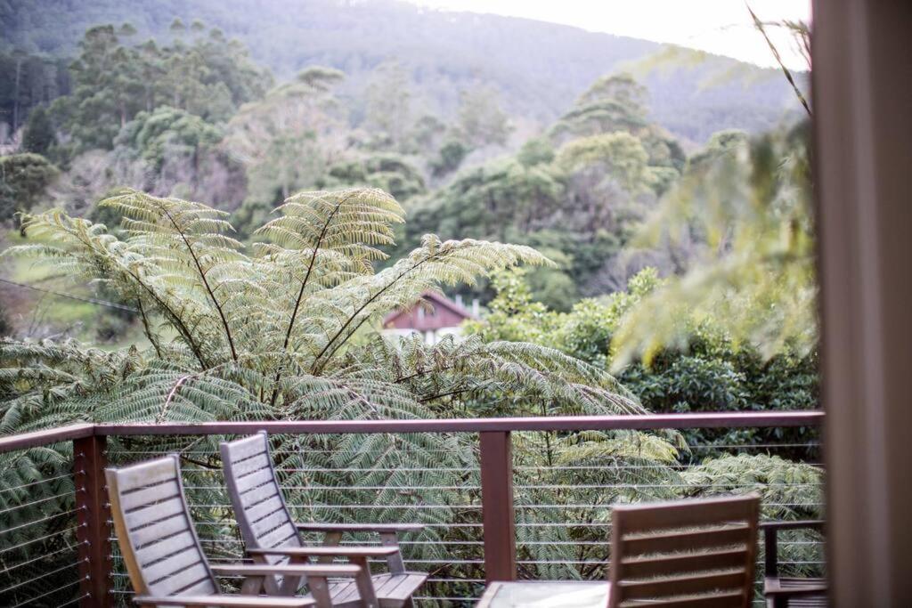 2 sillas en un balcón con vistas a la montaña en Welcome on Wellington, en Warburton