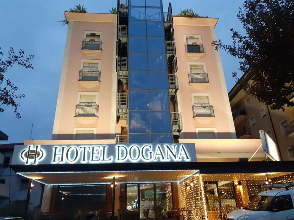 un hotel frente a un edificio alto en Hotel Dogana, en San Marino