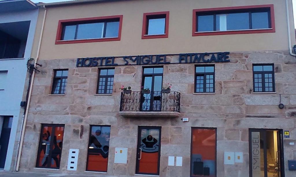 un bâtiment avec un panneau sur son côté dans l'établissement Hostel S. Miguel FitNCare, à Guarda