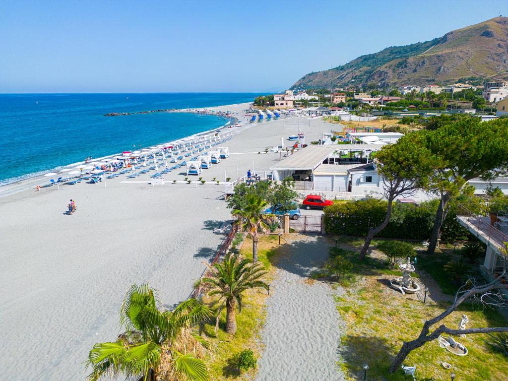 - une vue aérienne sur une plage avec des parasols et l'océan dans l'établissement Rivamare Campora Casa Vacanze, à Campora San Giovanni