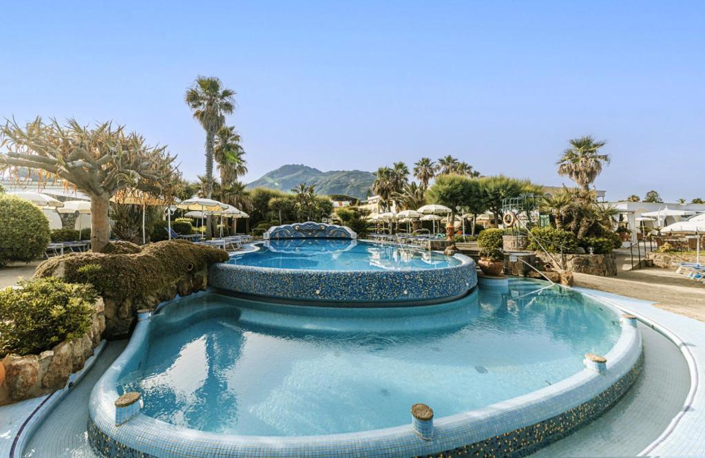 Bazén v ubytování Hotel Terme Tritone Resort & Spa nebo v jeho okolí