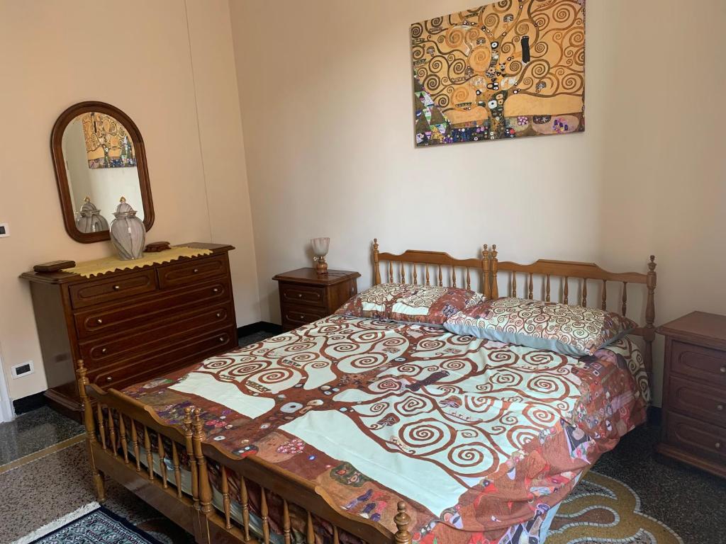Schlafzimmer mit einem Bett, einer Kommode und einem Spiegel in der Unterkunft La Casa dei Ricordi in Genua