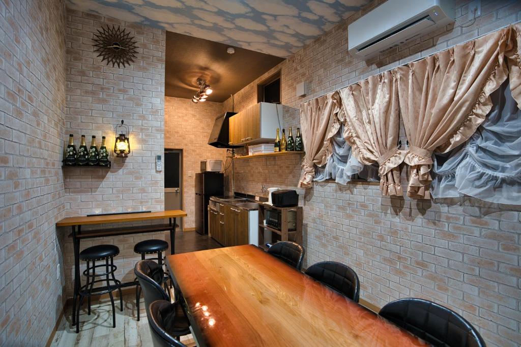 A kitchen or kitchenette at racine(ラシーヌ)【一棟貸切別荘】縄文杉・飲食店へアクセス利便な安房エリア／BBQ利用可能！