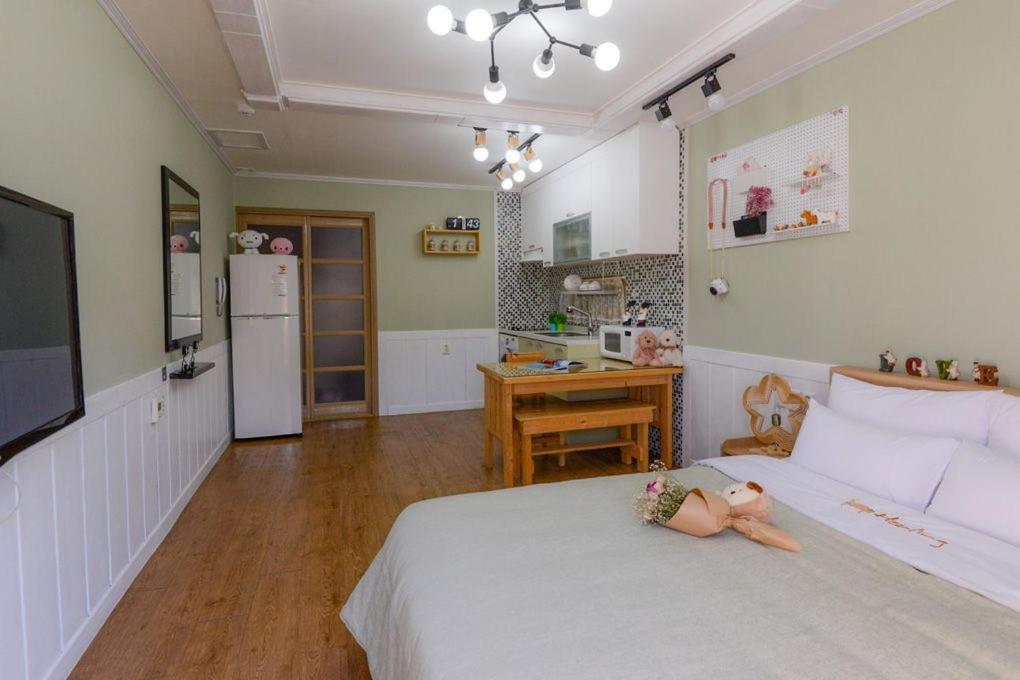 TV a/nebo společenská místnost v ubytování Suncheon Bay Healing Pension