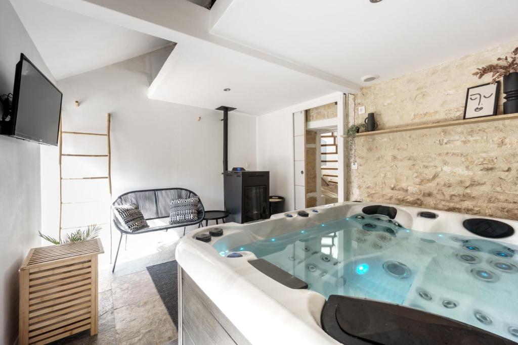 une grande baignoire dans le salon dans l'établissement My Home Prestige / SPA Privatif, à Châteauroux