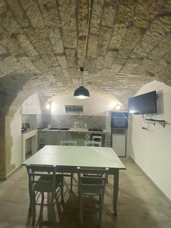 a kitchen with a table and chairs in a room at Casa degli ulivi in Cuglieri